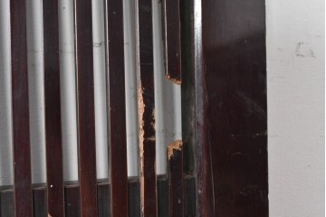 アンティーク建具　大正から昭和初期　腰板欅(ケヤキ)材　深みのある漆塗りの色合いが魅力の格子蔵戸1枚　(R-088000)