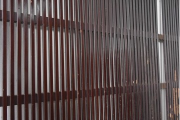 アンティーク建具　大正から昭和初期　腰板欅(ケヤキ)材　深みのある漆塗りの色合いが魅力の格子蔵戸1枚　(R-088000)