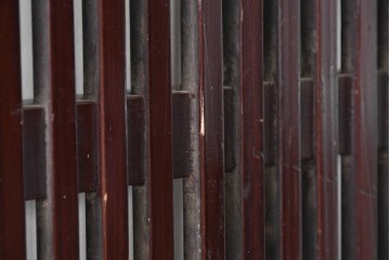 アンティーク建具　大正から昭和初期　腰板欅(ケヤキ)材　深みのある漆塗りの色合いが魅力の格子蔵戸1枚　(R-088000)