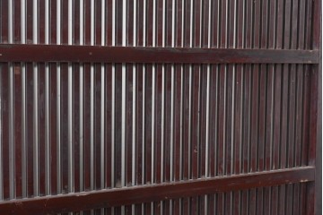 アンティーク建具　大正から昭和初期　腰板欅(ケヤキ)材　深みのある漆塗りの色合いが魅力の格子蔵戸1枚　(R-088000)