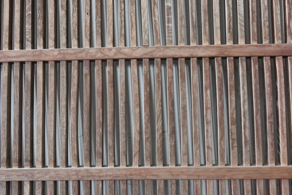 アンティーク建具　明治期　欅(ケヤキ)材　趣ある木味と繊細な格子が魅力の格子蔵戸1枚　(R-088001)