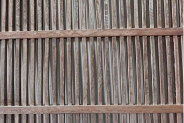 アンティーク建具　明治期　欅(ケヤキ)材　趣ある木味と繊細な格子が魅力の格子蔵戸1枚　(R-088001)