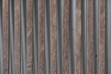 アンティーク建具　明治期　欅(ケヤキ)材　趣ある木味と繊細な格子が魅力の格子蔵戸1枚　(R-088001)