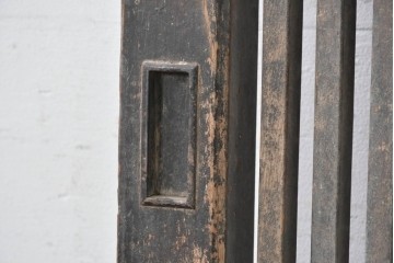 アンティーク建具　明治期　欅(ケヤキ)材　趣ある木味と繊細な格子が魅力の格子蔵戸1枚　(R-088001)