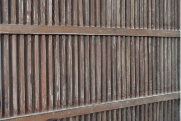 アンティーク建具　明治期　欅(ケヤキ)材　趣ある木味と繊細な格子が魅力の格子蔵戸1枚　(R-088001)