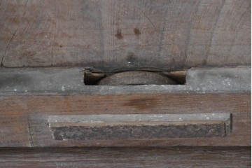 アンティーク建具　明治期　欅(ケヤキ)材　趣ある木味と繊細な格子が魅力の格子蔵戸1枚　(R-088001)
