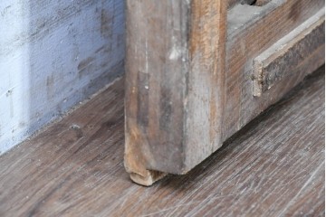 アンティーク建具　明治期　欅(ケヤキ)材　趣ある木味と繊細な格子が魅力の格子蔵戸1枚　(R-088001)