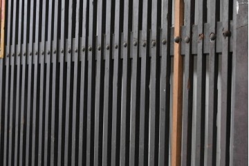 アンティーク建具　明治期　栗材　重厚な金具と繊細な格子が趣深い格子蔵戸1枚　(R-088002)