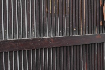 アンティーク建具　明治期　栗材　重厚な金具と繊細な格子が趣深い格子蔵戸1枚　(R-088002)
