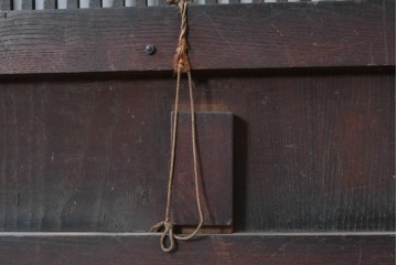 アンティーク建具　明治期　栗材　重厚な金具と繊細な格子が趣深い格子蔵戸1枚　(R-088002)