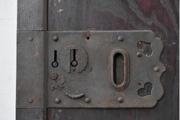 アンティーク建具　明治期　栗材　深みのある色合いと味わい深い金具が魅力の蔵戸1枚　(R-088003)