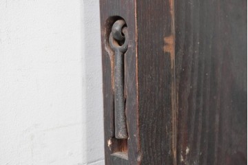 アンティーク建具　明治期　栗材　深みのある色合いと味わい深い金具が魅力の蔵戸1枚　(R-088003)