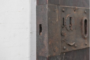 アンティーク建具　明治期　栗材　深みのある色合いと味わい深い金具が魅力の蔵戸1枚　(R-088003)