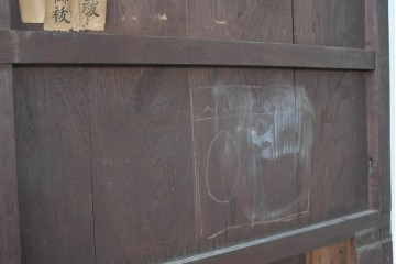 アンティーク建具　明治期　栗材　深みのある色合いと味わい深い金具が魅力の蔵戸1枚　(R-088003)