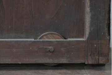 アンティーク建具　明治期　栗材　深みのある色合いと味わい深い金具が魅力の蔵戸1枚　(R-088003)
