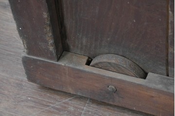 アンティーク建具　明治期　栗材　深みのある色合いと味わい深い金具が魅力の蔵戸1枚　(R-088003)