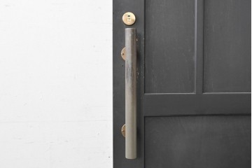 中古建具　職人手作り　シックなカラーがおしゃれな木製ドア1枚　(R-088004)