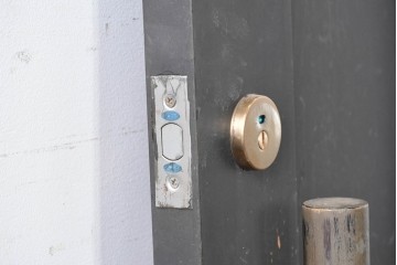 中古建具　職人手作り　シックなカラーがおしゃれな木製ドア1枚　(R-088004)