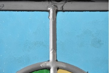 中古建具　鮮やかな色ガラスを組み合わせた職人手作りのステンドグラス入りドア1枚　(R-088005)