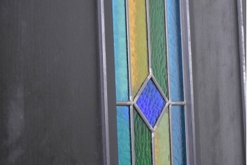 中古建具　鮮やかな色ガラスを組み合わせた職人手作りのステンドグラス入りドア1枚　(R-088005)