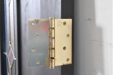 中古建具　鮮やかな色ガラスを組み合わせた職人手作りのステンドグラス入りドア1枚　(R-088005)