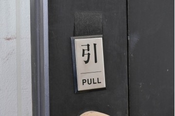 中古建具　店舗用におすすめ!　シックなカラーがお洒落な親子ドア2枚(1対)セット　(R-088006)
