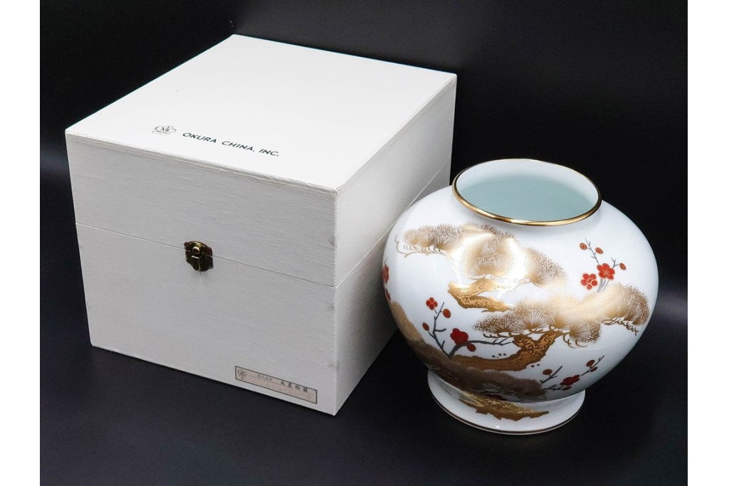 大倉陶園(OKURA/OAC)　高さ約20cm　金彩で松竹梅を描いた上品な花瓶　外箱付き　(R-088009)