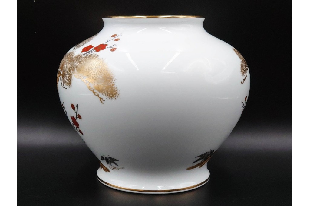大倉陶園(OKURA/OAC)　高さ約20cm　金彩で松竹梅を描いた上品な花瓶　外箱付き　(R-088009)