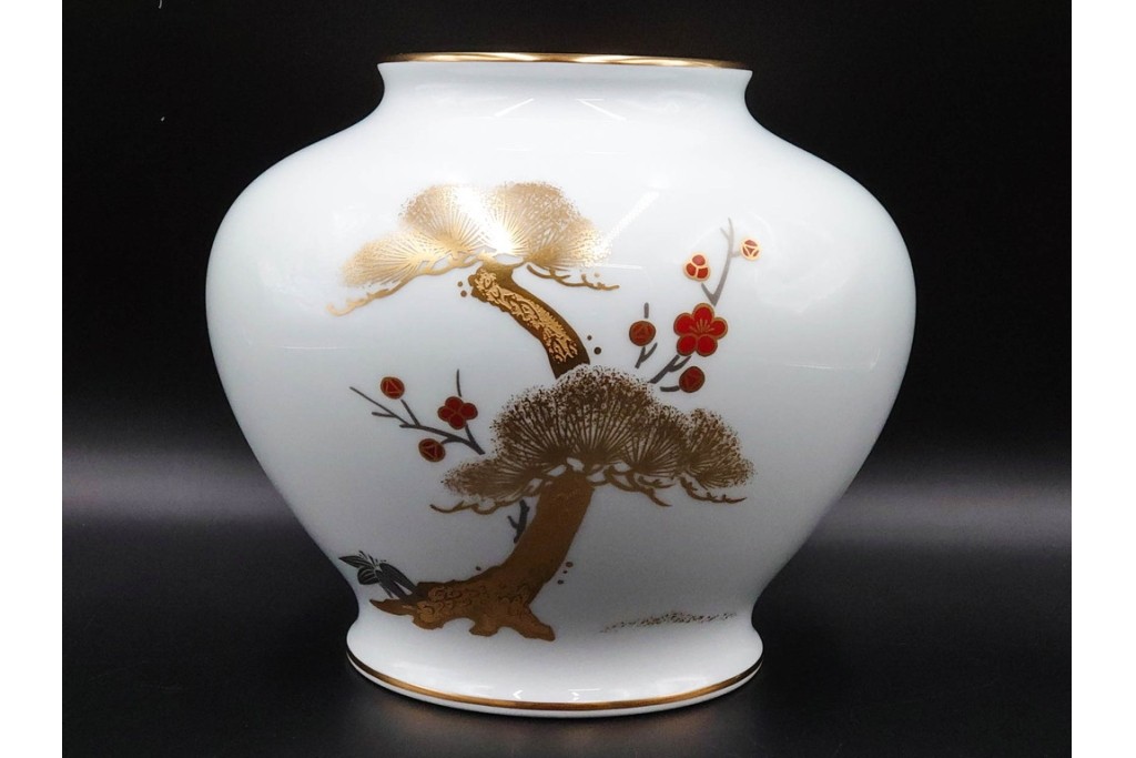 大倉陶園(OKURA/OAC)　高さ約20cm　金彩で松竹梅を描いた上品な花瓶　外箱付き　(R-088009)