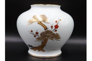 大倉陶園(OKURA/OAC)　高さ約20cm　金彩で松竹梅を描いた上品な花瓶　外箱付き　(R-088009)
