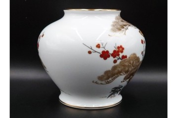 大倉陶園(OKURA/OAC)　高さ約20cm　金彩で松竹梅を描いた上品な花瓶　外箱付き　(R-088009)