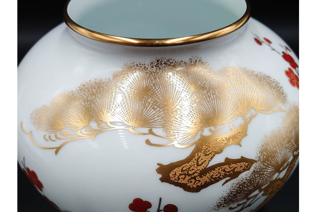 大倉陶園(OKURA/OAC)　高さ約20cm　金彩で松竹梅を描いた上品な花瓶　外箱付き　(R-088009)