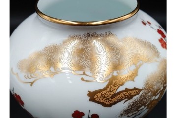 大倉陶園(OKURA/OAC)　高さ約20cm　金彩で松竹梅を描いた上品な花瓶　外箱付き　(R-088009)