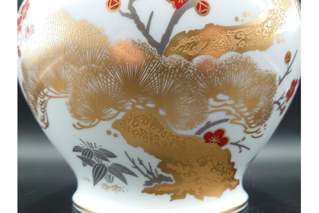 大倉陶園(OKURA/OAC)　高さ約20cm　金彩で松竹梅を描いた上品な花瓶　外箱付き　(R-088009)