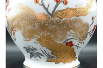 大倉陶園(OKURA/OAC)　高さ約20cm　金彩で松竹梅を描いた上品な花瓶　外箱付き　(R-088009)