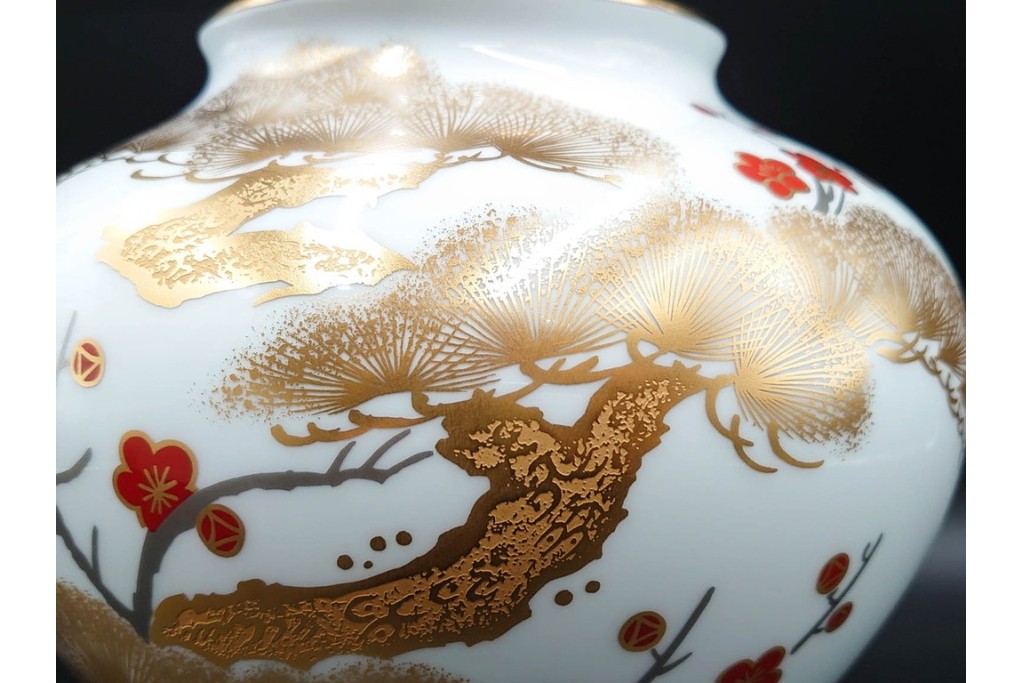 大倉陶園(OKURA/OAC)　高さ約20cm　金彩で松竹梅を描いた上品な花瓶　外箱付き　(R-088009)