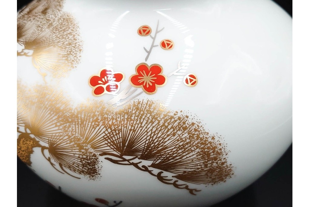 大倉陶園(OKURA/OAC)　高さ約20cm　金彩で松竹梅を描いた上品な花瓶　外箱付き　(R-088009)