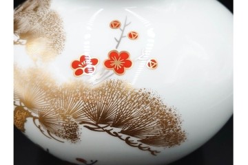 大倉陶園(OKURA/OAC)　高さ約20cm　金彩で松竹梅を描いた上品な花瓶　外箱付き　(R-088009)