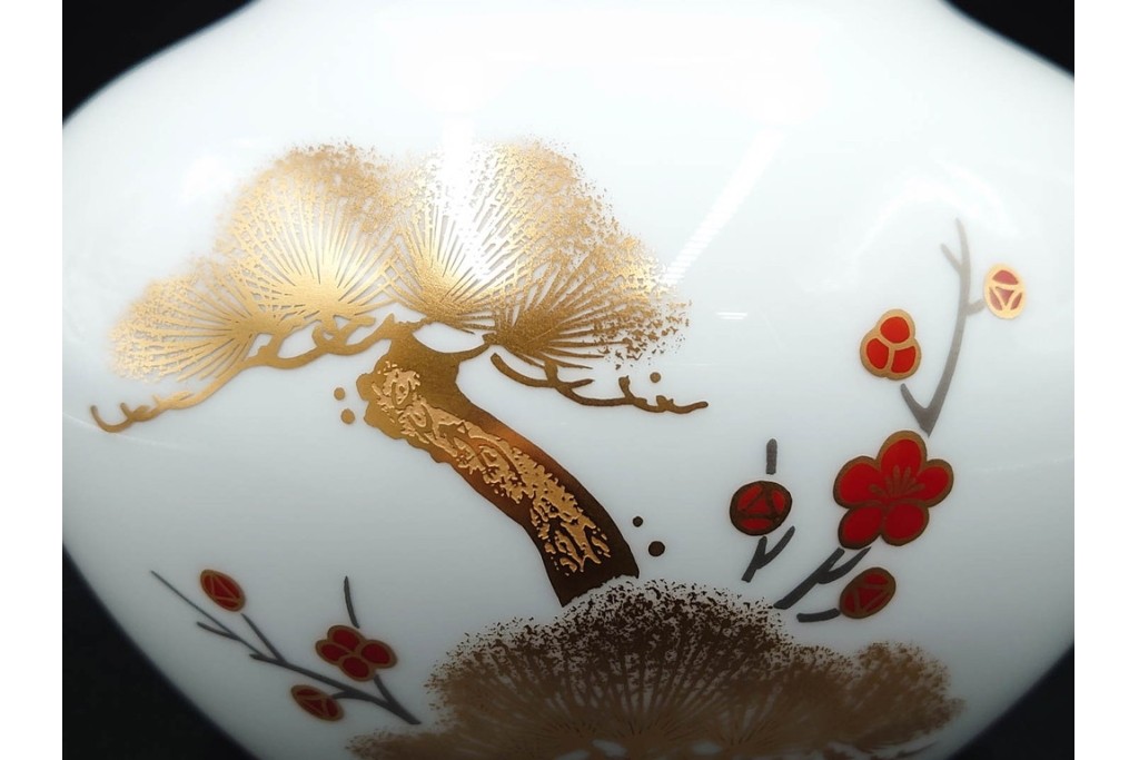 大倉陶園(OKURA/OAC)　高さ約20cm　金彩で松竹梅を描いた上品な花瓶　外箱付き　(R-088009)