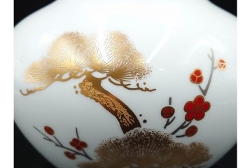 大倉陶園(OKURA/OAC)　高さ約20cm　金彩で松竹梅を描いた上品な花瓶　外箱付き　(R-088009)