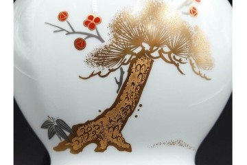 大倉陶園(OKURA/OAC)　高さ約20cm　金彩で松竹梅を描いた上品な花瓶　外箱付き　(R-088009)