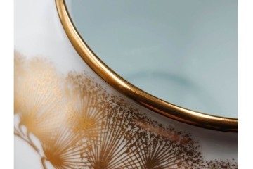大倉陶園(OKURA/OAC)　高さ約20cm　金彩で松竹梅を描いた上品な花瓶　外箱付き　(R-088009)