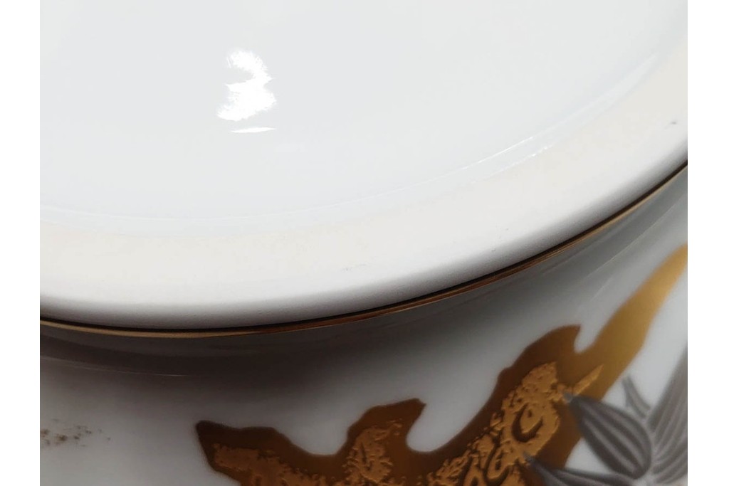 大倉陶園(OKURA/OAC)　高さ約20cm　金彩で松竹梅を描いた上品な花瓶　外箱付き　(R-088009)