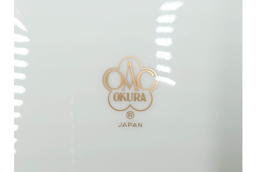 大倉陶園(OKURA/OAC)　高さ約20cm　金彩で松竹梅を描いた上品な花瓶　外箱付き　(R-088009)
