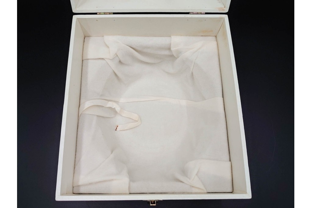 大倉陶園(OKURA/OAC)　高さ約20cm　金彩で松竹梅を描いた上品な花瓶　外箱付き　(R-088009)