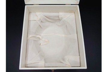 大倉陶園(OKURA/OAC)　高さ約20cm　金彩で松竹梅を描いた上品な花瓶　外箱付き　(R-088009)