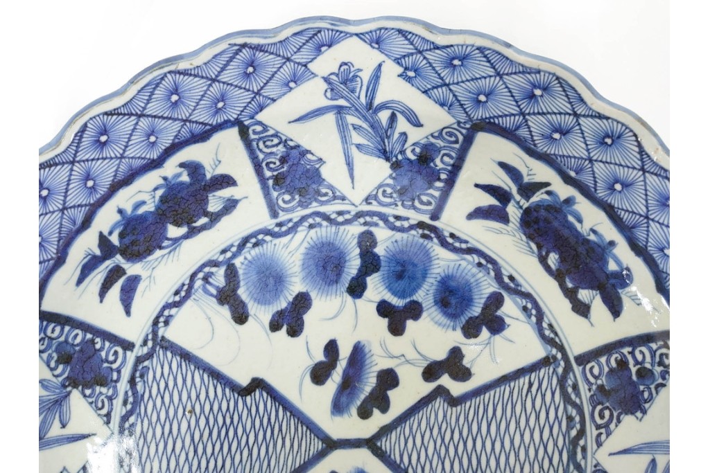 江戸期　古伊万里　染付　草花文・唐草文　輪花形　直径約41cm(1尺3寸)　緻密なデザインが目を引く大皿　(R-088010)