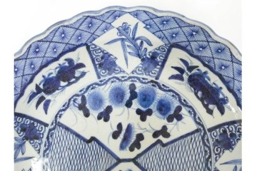 江戸期　古伊万里　染付　草花文・唐草文　輪花形　直径約41cm(1尺3寸)　緻密なデザインが目を引く大皿　(R-088010)