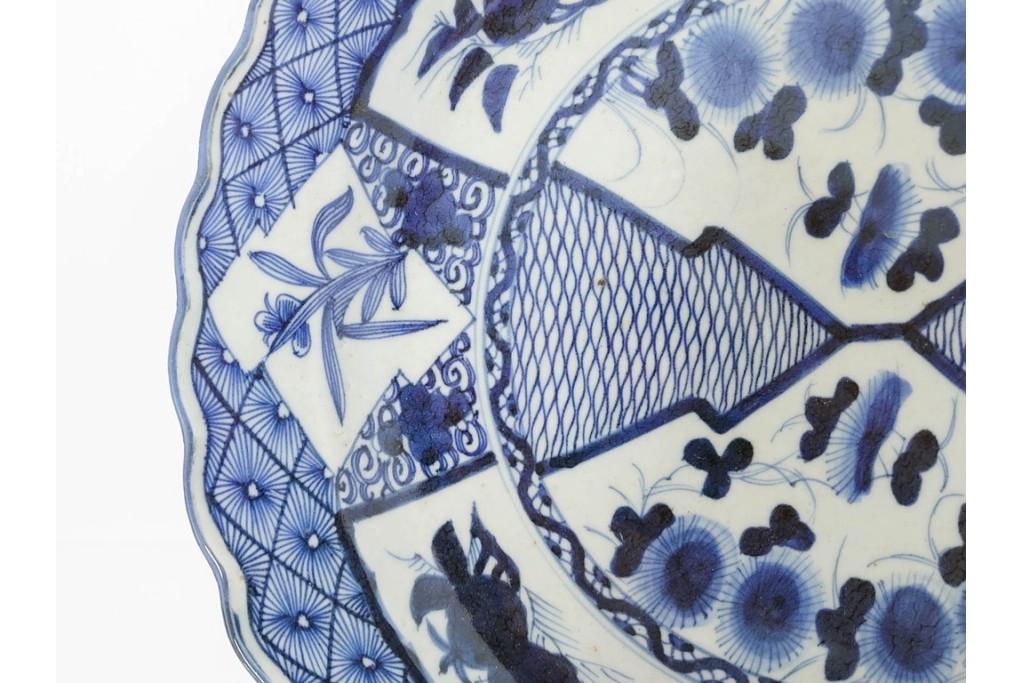 江戸期　古伊万里　染付　草花文・唐草文　輪花形　直径約41cm(1尺3寸)　緻密なデザインが目を引く大皿　(R-088010)