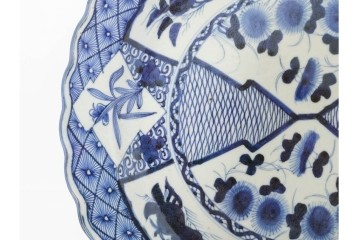 江戸期　古伊万里　染付　草花文・唐草文　輪花形　直径約41cm(1尺3寸)　緻密なデザインが目を引く大皿　(R-088010)
